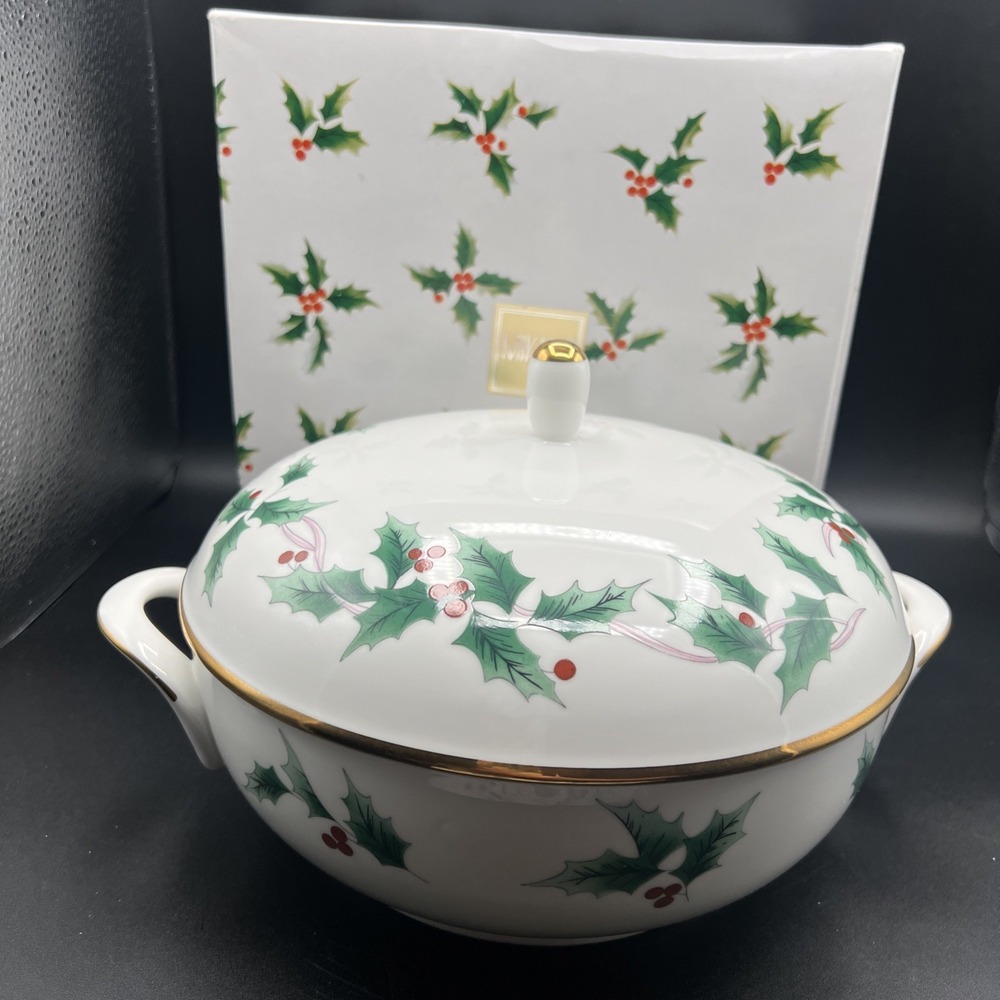 Mikasa‎ Ribbon Holly Covered Casserole Dish